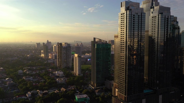 日落阳光雅加达市区豪华私人住宅区空中全景4k印尼视频素材