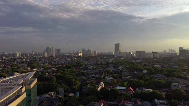 日落阳光雅加达市中心豪华私人住宅区空中全景4k印尼视频素材