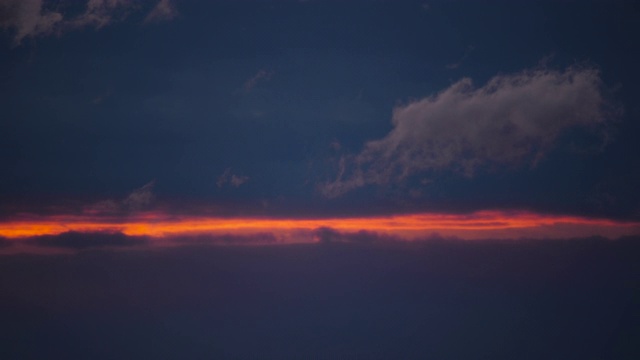 美丽的日落天空与云彩，4K时间流逝，日出天空，黄昏，风暴天气视频素材