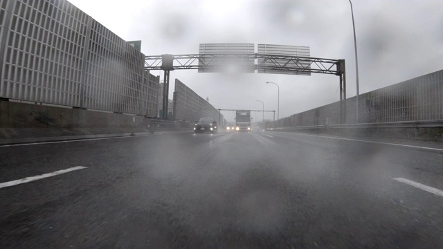 开车穿过暴风雨的公路/后视图视频素材