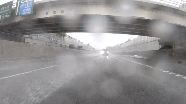 开车穿过暴风雨的公路/后视图视频素材