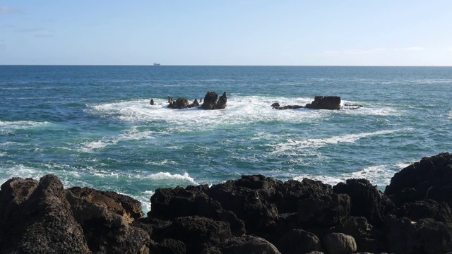 在葡萄牙卡斯凯斯，极端的海浪粉碎海岸，打破危险的岩石视频素材