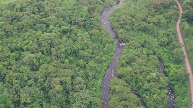 河流穿过雨林的阿雷纳尔火山国家公园，哥斯达黎加。无人机高空视图视频素材