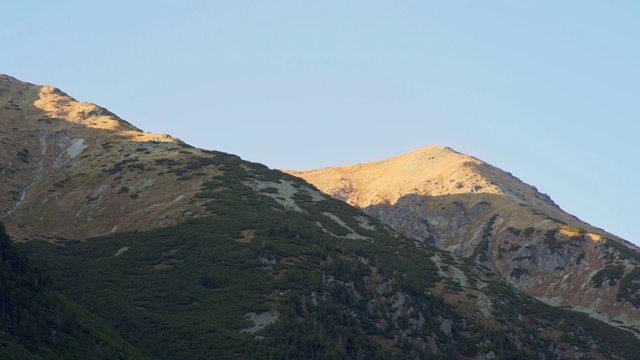 秋天的傍晚，从“拉科娃”山谷眺望斯洛伐克和波兰边境上的山峰“Koncista”和“Klin”视频素材