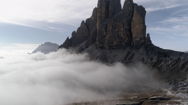 一架无人机拍摄的低云层和山峰，意大利Dolomites视频素材