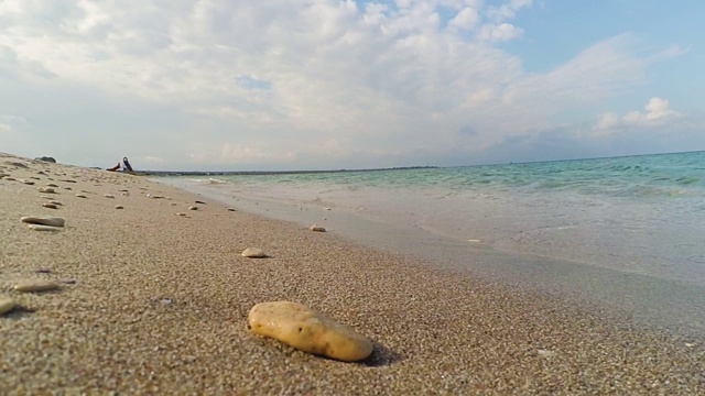 海浪海滩冲浪夏天平静的海景慢动作视频素材