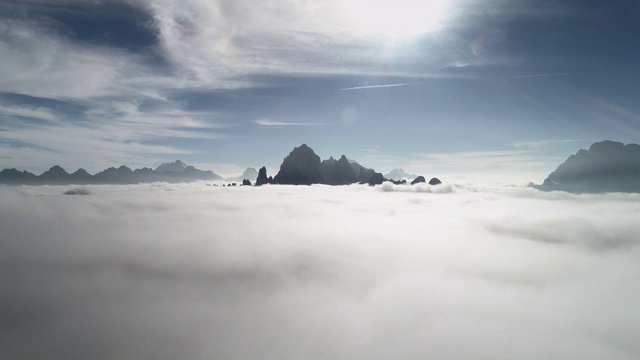 空中的基座通过云层上升，露出山峰，特雷齐姆迪拉瓦雷多，意大利白云石视频素材