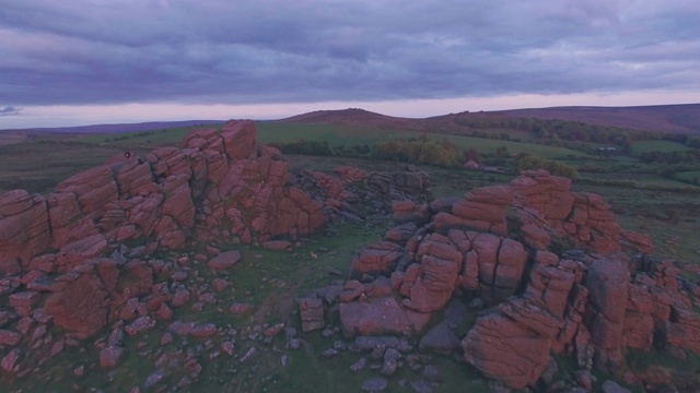 英国德文郡达特穆尔国家公园日出时著名的英国风景。空中无人机视图视频素材