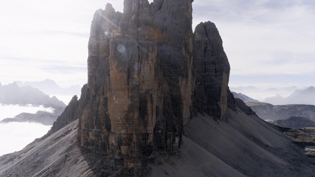 高空基座拍摄在山峰前，Dolomites，意大利视频素材