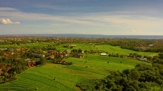 阳光明媚的一天，巴厘岛著名的稻田梯田，航空时间全景4k印尼视频素材