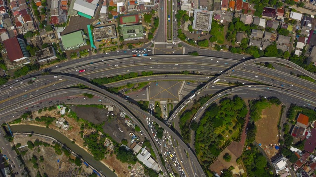 雅加达市晴天繁忙的交通街道路口空中俯仰全景4k印尼视频素材