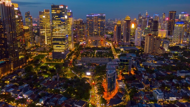 日落天空夜晚照明雅加达市区交通空中全景4k印尼视频素材