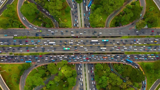 雅加达市中心晴天繁忙的交通街道路口高空俯视图4k印尼视频素材