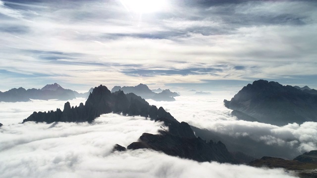 意大利白云石山脉山峰周围的低空云层视频素材