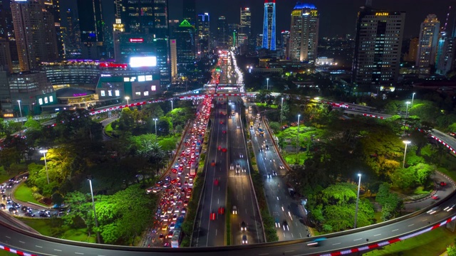 夜间照明雅加达市中心著名的交通路口航拍4k印尼全景图视频素材