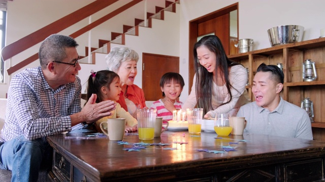 多代同堂的中国家庭在家为孩子庆祝生日视频素材