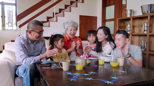 多代同堂的中国家庭在家为孩子庆祝生日视频素材