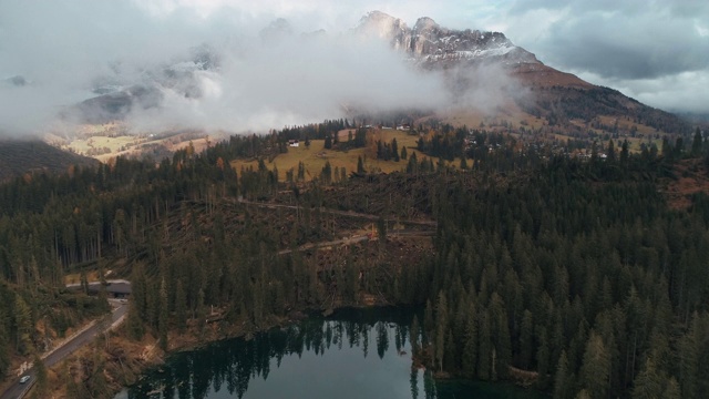 意大利Dolomites，一场暴风雨后，航拍朝Carezza湖飞去视频素材