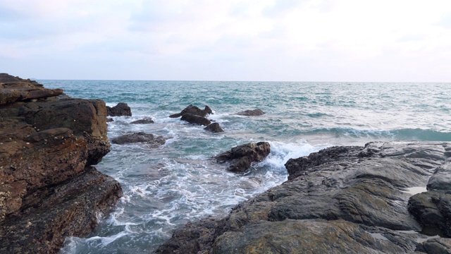 热带海和岩石海滩与波浪破碎视频素材