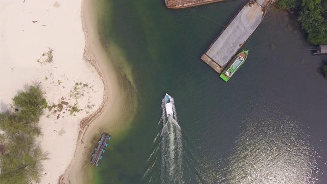 在透明的海洋和白沙滩上航行的客船视频素材