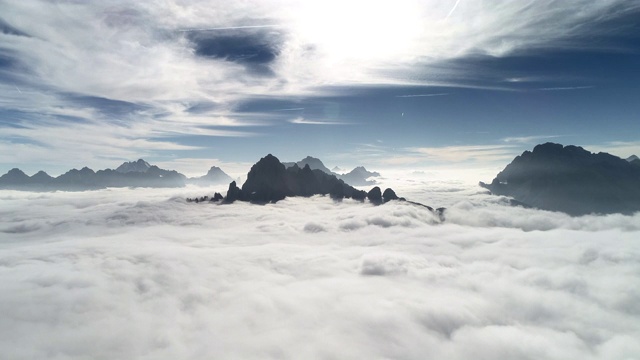 在意大利，从无人机的角度看Dolomites的田园诗般的景色视频素材