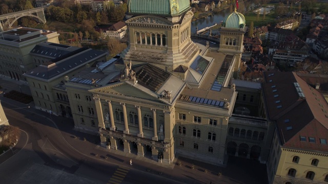 Bundeshaus前面的沙漠场所-空中4K视频素材