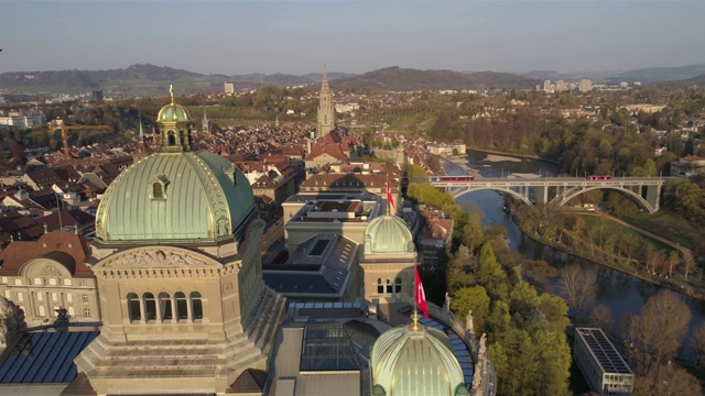 Bern Bundeshaus和Kirchenfeld桥上的有轨电车- 4K天线视频素材