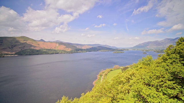 美丽的风景在湖区被绿色的山在蓝天下在英国夏天。——广角镜头视频素材