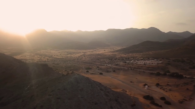 鸟瞰图的岩石悬崖和海岸，海水在日落。飞山之上视频素材