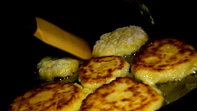 烹饪新鲜美味的芝士蛋糕在煎锅中煮油。视频素材