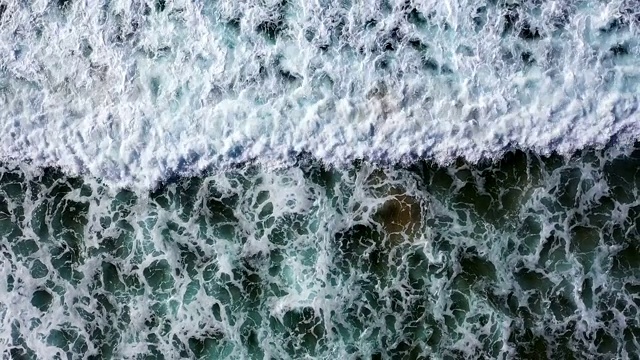 空中从海浪顶部拍摄视频素材