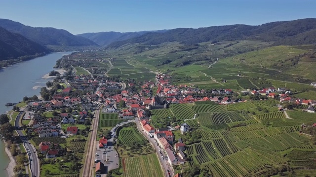 在德瓦肖镇和葡萄园的Weisenkirchen的空中全景图。瓦山谷,奥地利视频素材