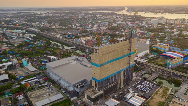 日落时分，河流曲线附近的新建筑工地的坍塌或坍塌视频下载