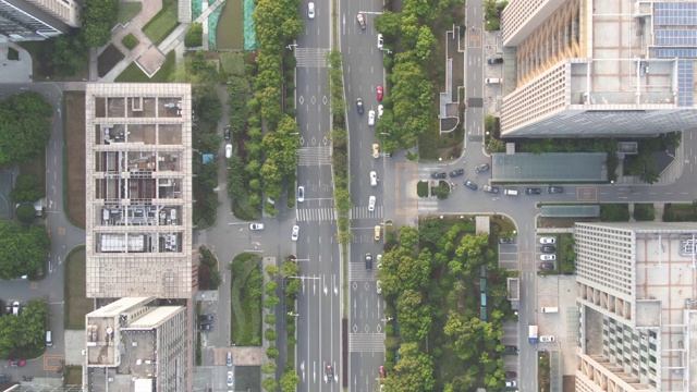 高楼大厦中的道路和交通视频素材