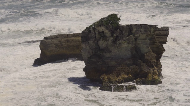 令人难以置信的海浪和岩石在新西兰海岸。视频下载