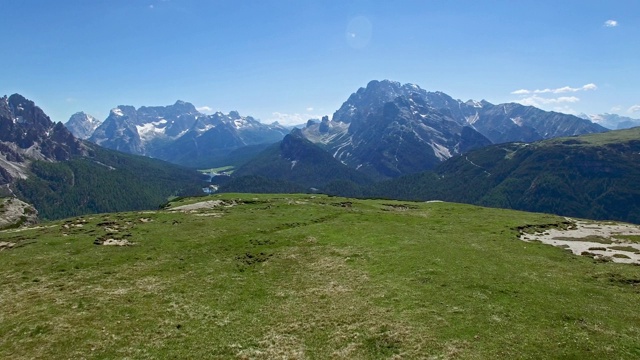 鸟瞰图。飞越意大利拉瓦雷多山脉的白云石山脉视频素材