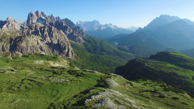 鸟瞰图。飞越意大利拉瓦雷多山脉的白云石山脉视频素材