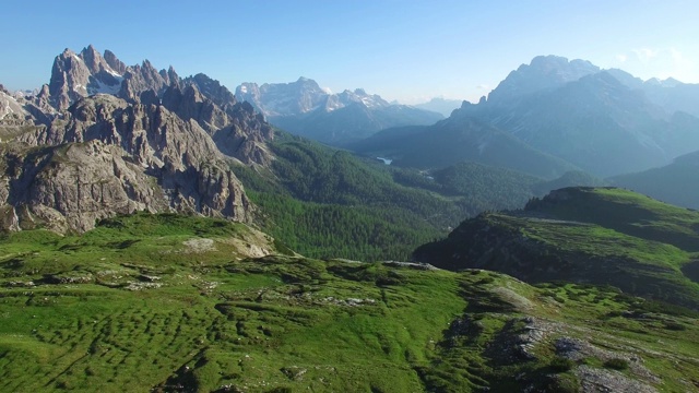 鸟瞰图。飞越意大利拉瓦雷多山脉的白云石山脉视频素材