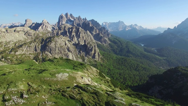 鸟瞰图。飞越意大利拉瓦雷多山脉的白云石山脉视频素材