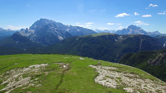 鸟瞰图。飞越意大利拉瓦雷多山脉的白云石山脉视频素材