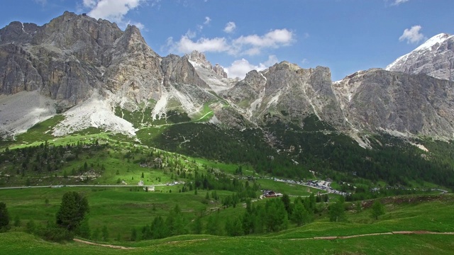 鸟瞰图。飞过Dolomites阿尔卑斯山脉，经过Falzarego意大利视频素材