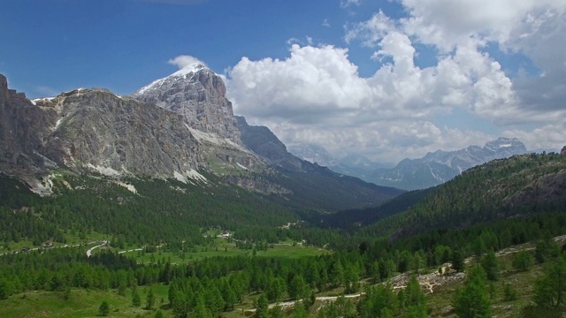 鸟瞰图。飞过Dolomites阿尔卑斯山脉，经过Falzarego意大利视频素材