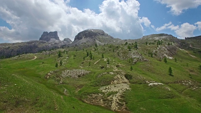 鸟瞰图。飞过Dolomites阿尔卑斯山脉，经过Falzarego意大利视频素材