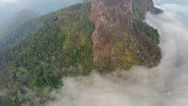 空中平移拍摄的著名的警告山在云对天空，无人机飞过自然绿色景观视频素材