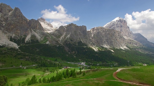 鸟瞰图。飞过Dolomites阿尔卑斯山脉，经过Falzarego意大利视频素材