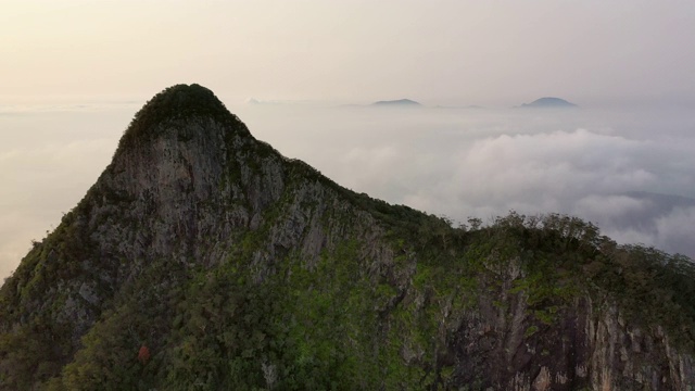 空中拍摄的著名山峰的云对天空，无人机飞向警戒山视频素材