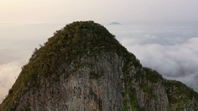 航拍著名的警告山的云景对天空，无人机向前飞行的自然景观视频素材