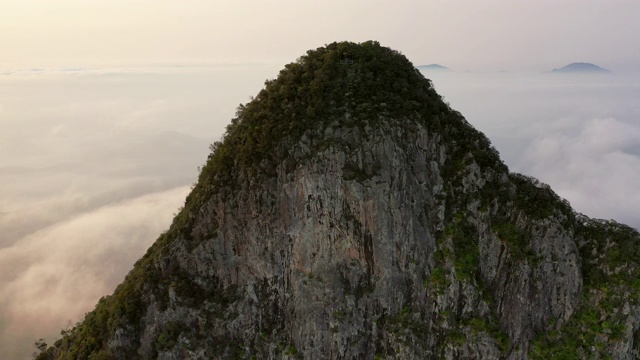 空中拍摄著名的警告山游客的云，无人机从山顶向后飞行的天空视频素材