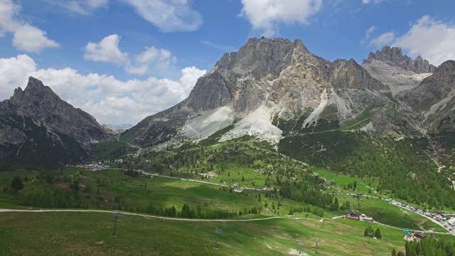 鸟瞰图。飞过Dolomites阿尔卑斯山脉，经过Falzarego意大利视频素材