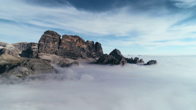 意大利Dolomites，从无人机的角度看到的低空云层和山脉视频素材